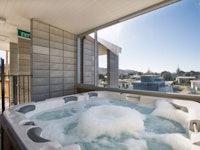 Penthouse 5-person spa